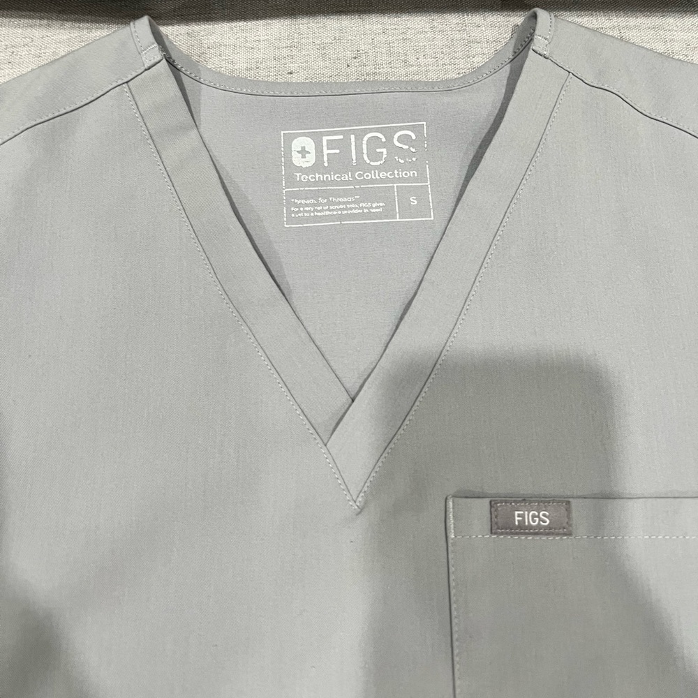 Figs Cement colored Catarina scrub top SMALL